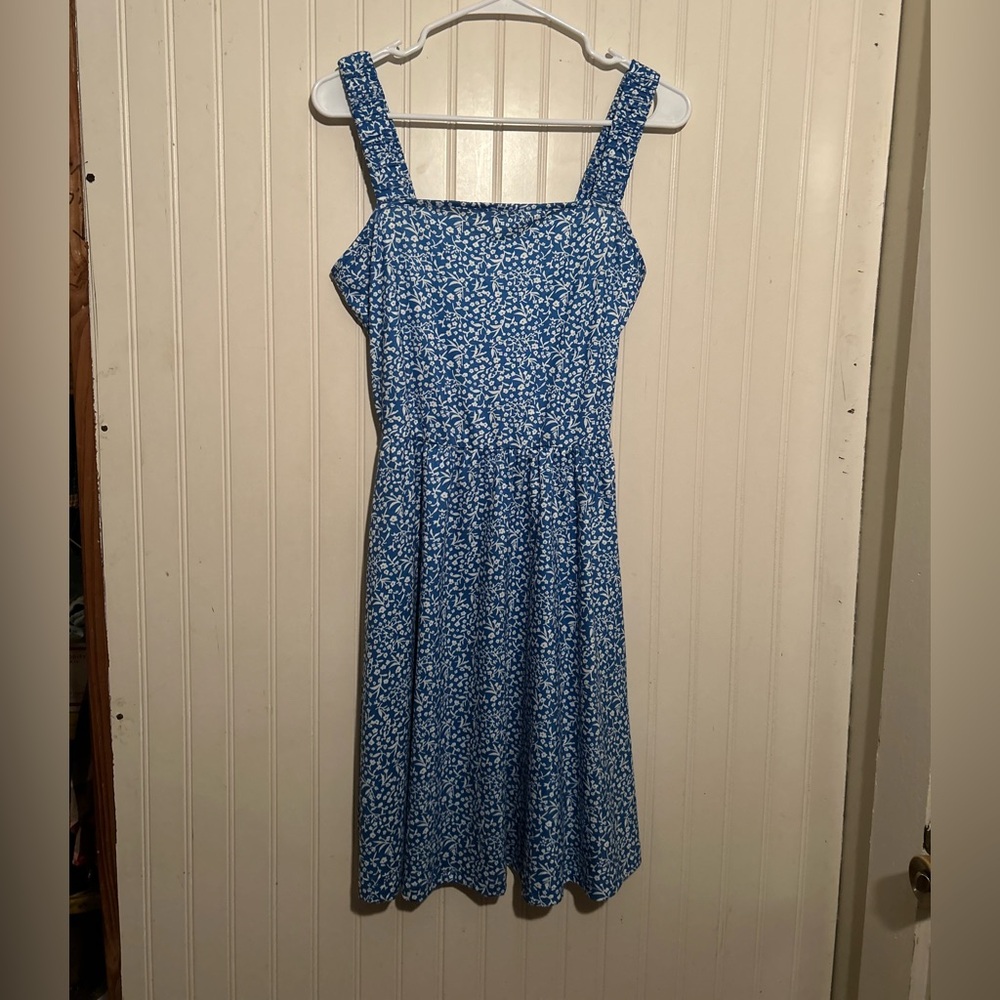 Huhot Blue and White Pleated Scoop Neck Spaghetti Strap Midi Dress With Pockets